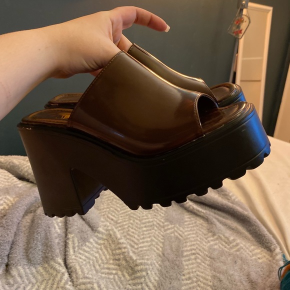 Platform sandals - Picture 1 of 3